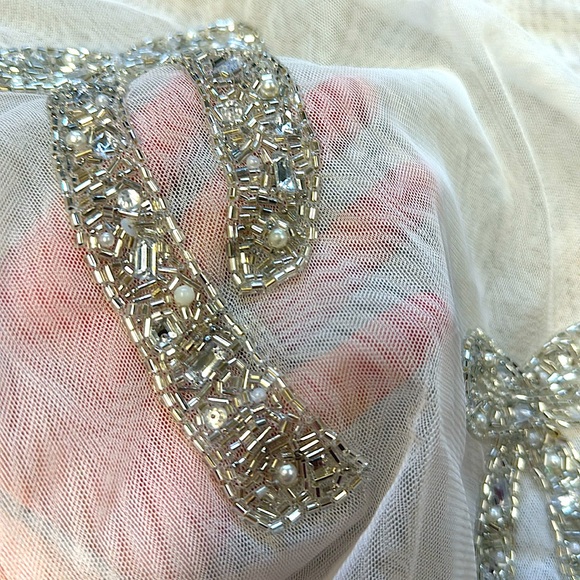 RARE FIND! 🎀 Tahari Sheer Beaded Bow Table Runner - Picture 3 of 4